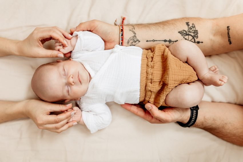 Sesja noworodkowa w domu Kraków - autentyczna bliskość rodziny