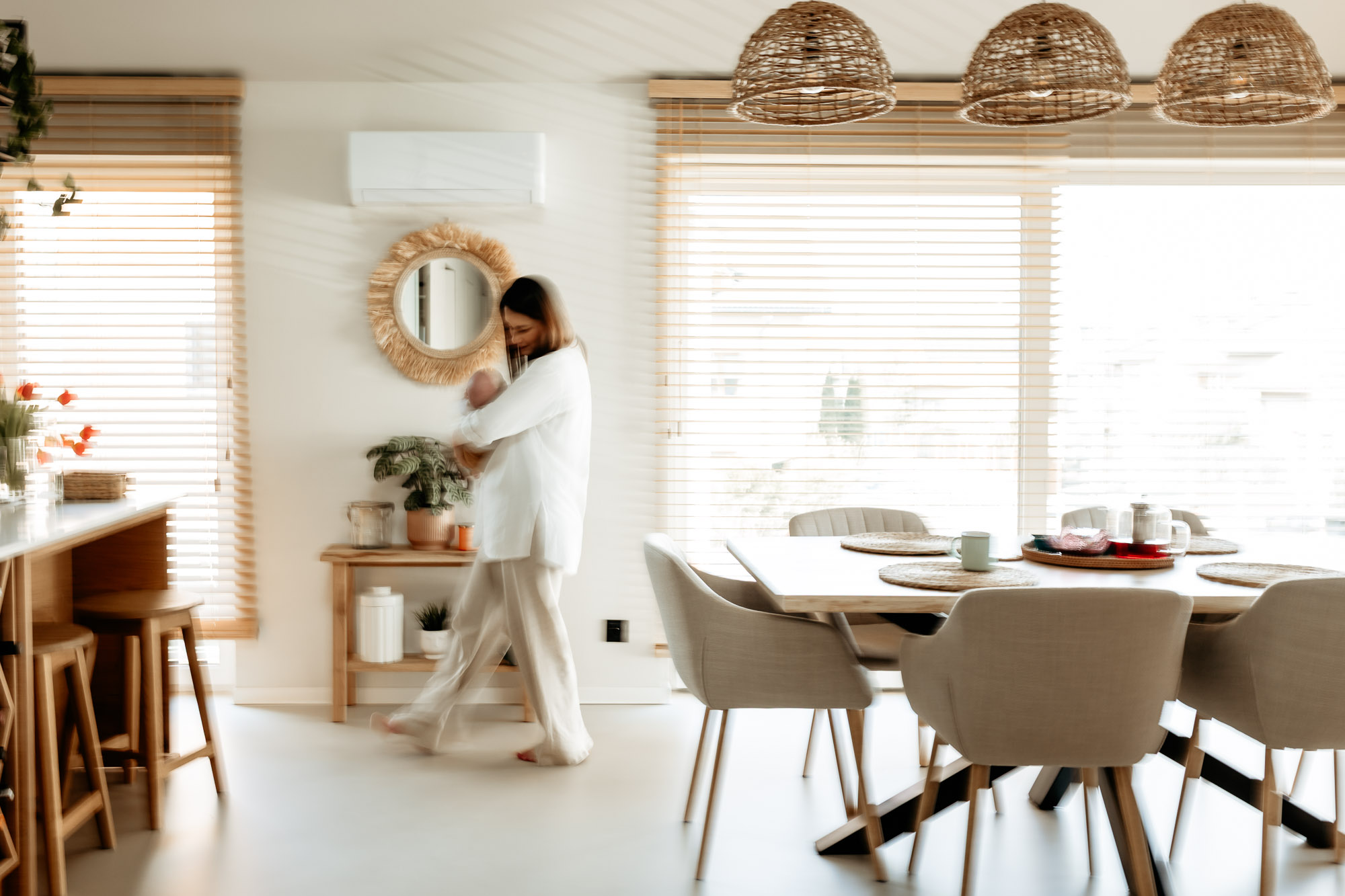 kiedy wykonać sesje noworodkową - Sesja noworodkowa Kraków - ciepłe lifestyle zdjęcia z rodzicami